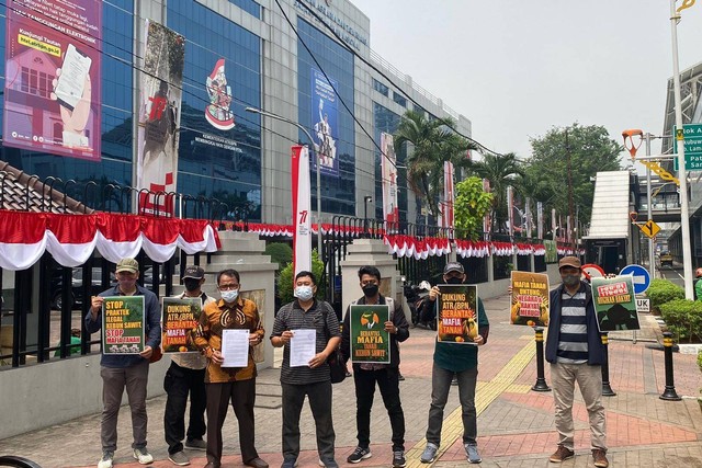 Sawit Watch bersama Indrayana Centre for Government, Constitution, and Society (INTEGRITY) Law Firm melaporkan dugaan HGU ilegal PT Multi Sarana Agro Mandiri (PT MSAM) ke Kementerian ATR/BPN, Rabu (3/8/2022). Foto: Sawit Watch