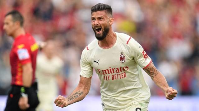 Pemain AC Milan Olivier Giroud merayakan gol pertama mereka saat hadapi Sassuolo AS di Stadion Mapei, Citta del Tricolore, Reggio Emilia, Italia, Minggu (22/5/2022). Foto: Daniele Mascolo/REUTERS