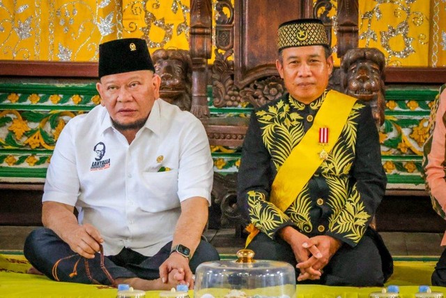 Raja Tayan Gusti Yusri (kanan) bersama Ketua DPD RI La Nyalla Mahmud Mattalitti (kiri). Foto: Dok. Istimewa
