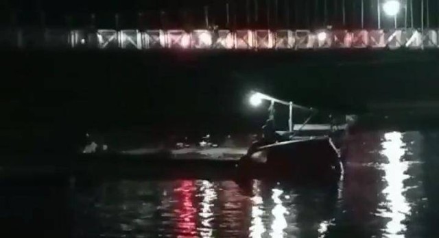 Rakit yang mengangkut mobil terjun ke sungai di konawe. Foto: Tangkapan layar video.