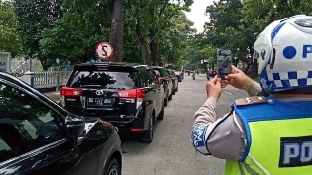 Polisi saat melakukan penilangan ETLE mobile berbasis ponsel, Selasa (2/8/2022). Foto: Polda Sumut