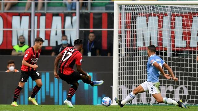Pemain AC Milan Rafael Leao mencetak gol ke gawang Lazio pada pertandingan Liga Italia di San Siro, Milan, Italia.  Foto: Daniele Mascolo/REUTERS