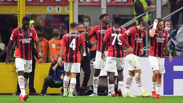 Selebrasi pemain AC Milan usai mencetak gol ke gawang Atletico Madrid pada pertandingan Grup B Liga Champions di San Siro, Milan, Italia. Foto: Daniele Mascolo/REUTERS