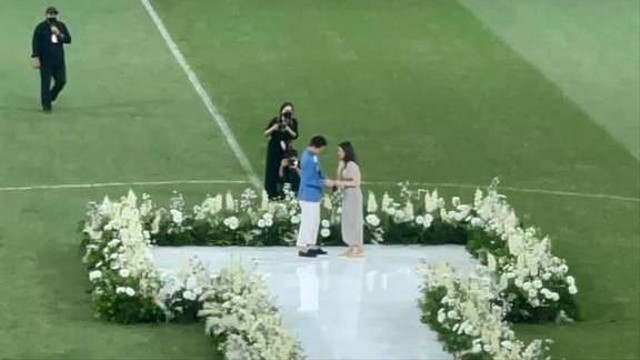 Valencia Tanoesoedibjo dilamar Kevin Sanjaya di JIS pada Selasa (2/8/2022). Foto: Twitter/@Hary_Tanoe