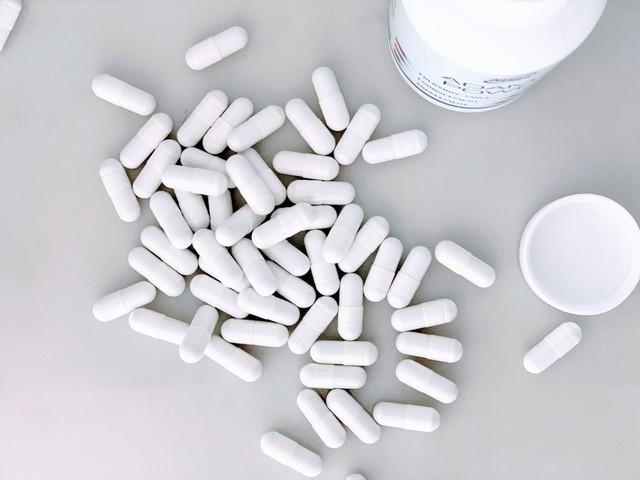 Obat cefixime trihydrate adalah jenis obat antibiotik berbentuk kapsul. Foto: Unsplash.com