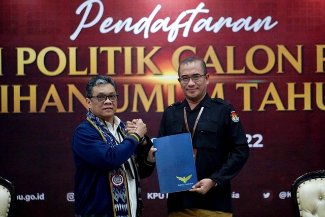 Ketua Partai Garuda Ahmad Ridha Sabana (kiri) menyerahkan berkas kepada Ketua KPU Hasyim Asy'ari saat Pendaftaran Partai Politik Calon Peserta Pemilu tahun 2024 di Kantor KPU, Jakarta, Rabu (3/8/2022). Foto: Jamal Ramadhan/kumparan