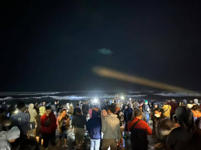 Antusiasme warga pada Malam 1 Suro di Pantai Parangkusumo. Foto: Dokumentasi Pribadi