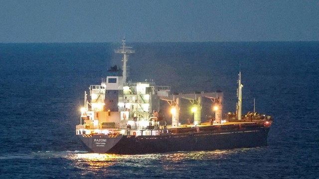 Kapal kargo berbendera Sierra Leone Razoni, membawa gandum Ukraina, terlihat di Laut Hitam di lepas pantai Kilyos, dekat Istanbul, Turki, Selasa (2/8/2022). Foto: Umit Bektas/REUTERS