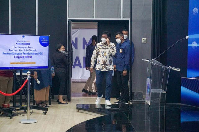 Menteri Komunikasi dan Informatika, Johnny G. Plate memberikan keterangan pers terkait perkembangan pendaftaran PSE dalam lingkup privat di Kantor Kementerian Kominfo di Jakarta, Rabu (3/8). Foto: Iqbal Firdaus/kumparan