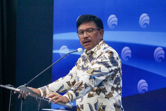 Menteri Komunikasi dan Informatika, Johnny G. Plate memberikan keterangan pers terkait perkembangan pendaftaran PSE dalam lingkup privat di Kantor Kementerian Kominfo di Jakarta, Rabu (3/8).
 Foto: Iqbal Firdaus/kumparan