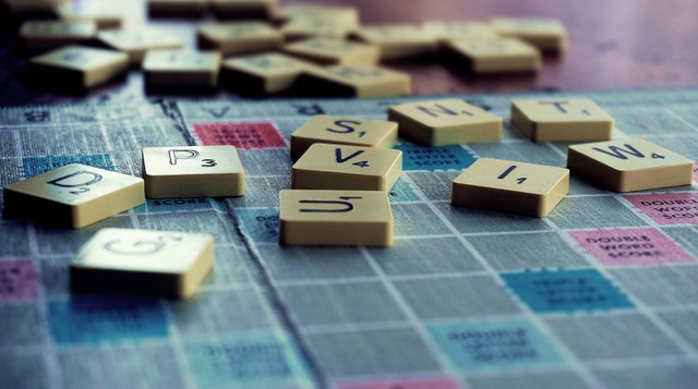Ilustrasi Rel Bahasa Inggris, Foto Pexels Suzy Hazelwood