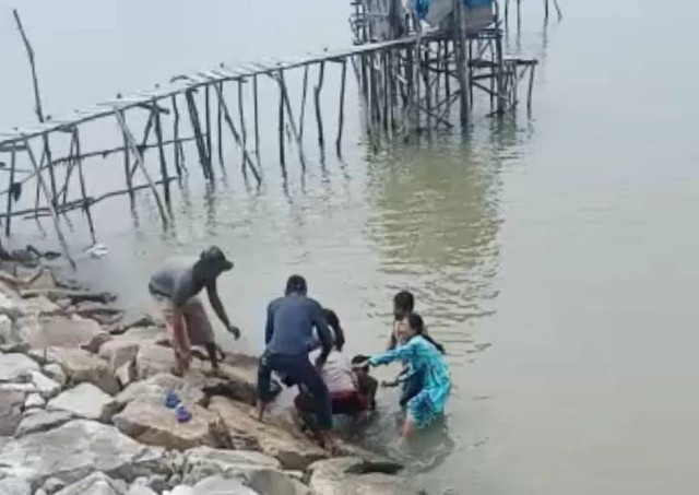 Proses evakuasi bocah berinisial R yang tenggelam di perairan kawasan Tebing, Karimun. (Foto: ist)
