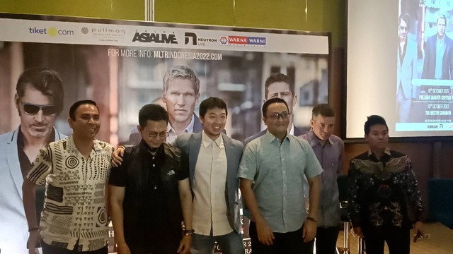 Managing Director Color Asia Live, David Ananda, dan Presiden Direktur Neutron Live Asia, Rendy, saat konferensi Pers konser MLTR Back On The Road Tour 2022, Hotel Pullman Central Park, Jakarta Barat, Rabu (2/8/2022). Foto: Giovanni/kumparan