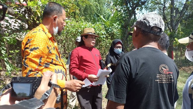 Franky D Waruwu, kuasa hukum dari ketujuh ahli waris H Salim Mukti dan Hj Sholikah, saat beri keterangan. Rabu (03/08/2022). (foto: ayu/beritabojonegoro)