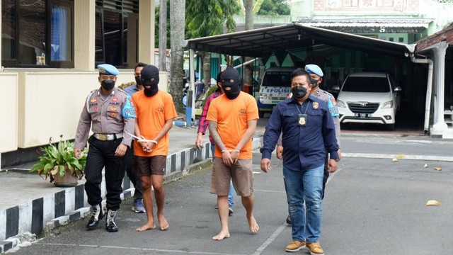 Polres Sleman menampilkan dua orang pelaku yang aniaya Tri Fajar Firmansyah (23) di sekitar supermarket yang berada di Babarsari, Depok, Kabupaten Sleman pada (25/7) lalu. Foto: Arfiansyah Panji Purnandaru/kumparan