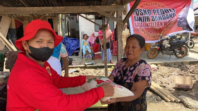 Personel BIN Daerah Sulawesi Tengah saat menyalurkan bantuan logistik kepada korban bencana banjir bandang di Desa Torue, Kecamatan Torue, Kabupaten Parigi Moutong, Sulawesi Tengah, Rabu, 3 Agustus 2022. Foto: Tim PaluPoso