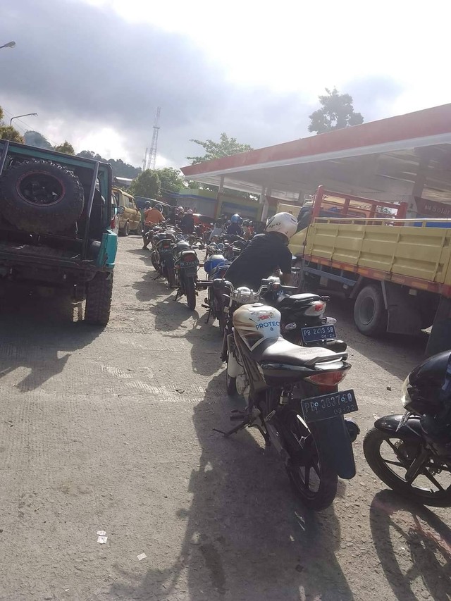 Tampak antrian panjang motor besar untuk mengisi BBM subsidi di salah satu SPBU yang ada di Kota Sorong, foto: Istimewa