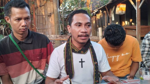 Koordinator Mahasiswa dan Pemuda Manggarai di Bali Rian Ngari saat menyampaikan pernyataan sikap di Denpasar, Rabu (3/8/2022) - IST
