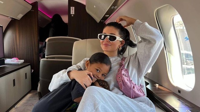 Kylie Jenner dalam jet pribadi miliknya. Foto: Instagram/@kyliejenner