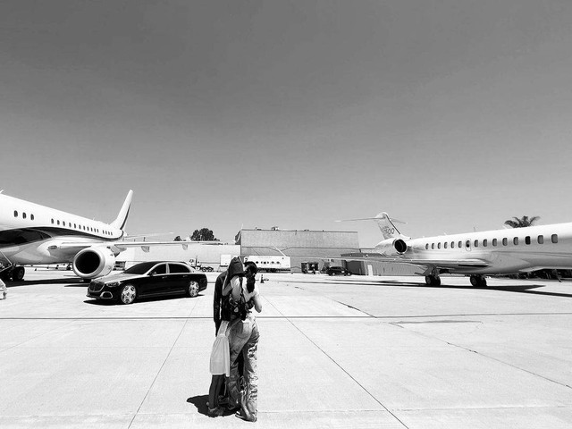Kylie Jenner dan Travis Scott di depan jet pribadi milik mereka. Foto: Instagram/@kyliejenner