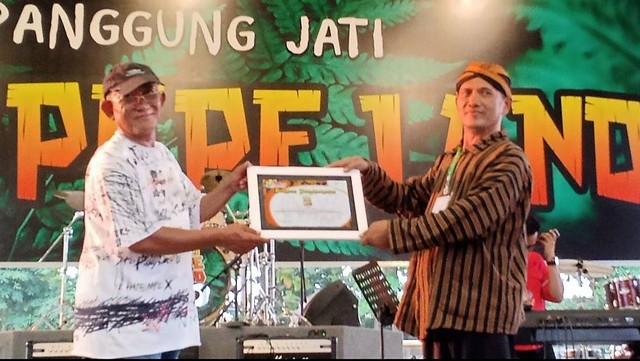 Owner Kali Pepe Land, Puspo Wardoyo (kiri), menerima penghargaan dari Ketua Pelaku Pariwisata Jawa Tengah (PPJT), Abu Rizal di objek wisata Kali Pepe Land. FOTO: Agung Santoso