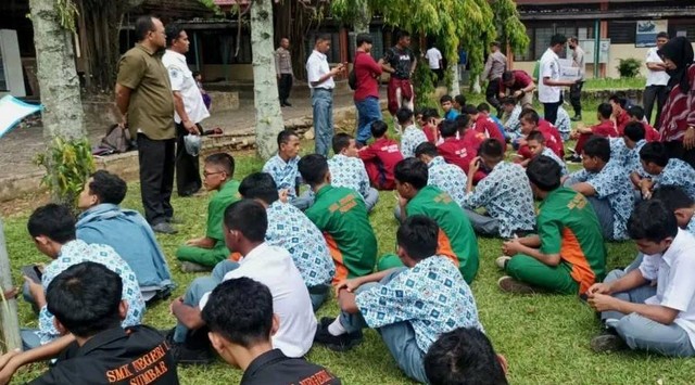 Puluhan pelajar kedapatan bolos di jam sekolah. Foto: Humas Satpol PP Padang, Rabu 3 Agustus 2022.