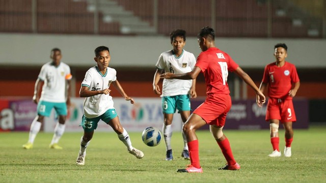 Timnas Indonesia U-16 menghadapi Singapura dalam lanjutan pertandingan Grup A Piala AFF U-16 di Stadion Maguwoharjo, Sleman, Rabu (3/8).  Foto: PSSI