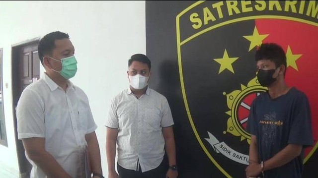 Perampok yang beraksi menggunakan klewang di Apotek Kota Medan, saat ditangkap polisi. Foto: Dok. Istimewa