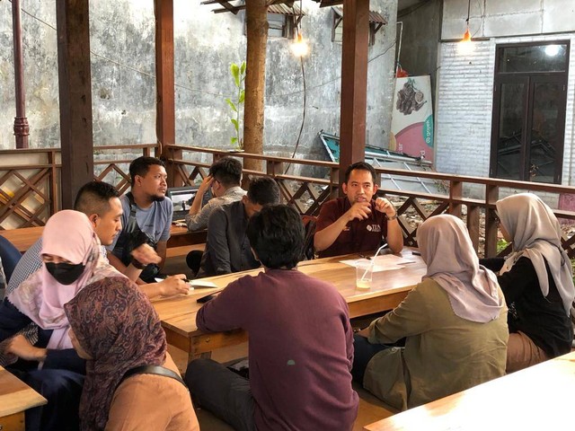 Para mentor memberikan ilmu bisnis kepada para anggota TDA Surabaya. foto/TDA Surabaya
