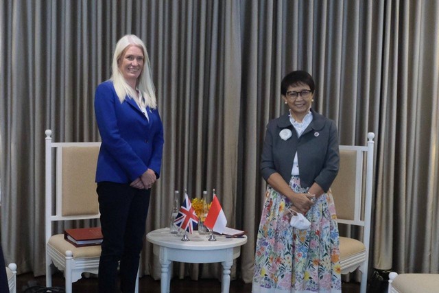 Menlu Retno Marsudi dan Menteri Inggris untuk Asia dan Timur Tengah Amanda Milling di sela-sela ASEAN Ministerial Meeting di Phnom Penh, Kamboja, Rabu (03/08/2022). Foto: Twitter/@Menlu_RI