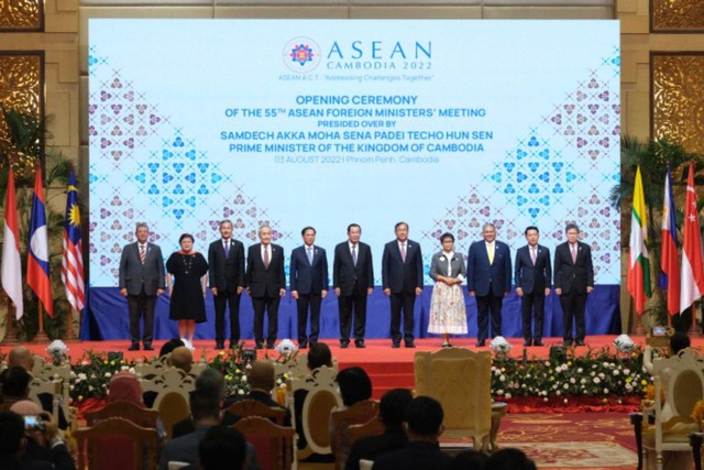 Para menlu negara anggota ASEAN pada ASEAN Ministerial Meeting di Phnom Penh, Kamboja, Rabu (03/08/2022). Foto: Twitter/@Menlu_RI