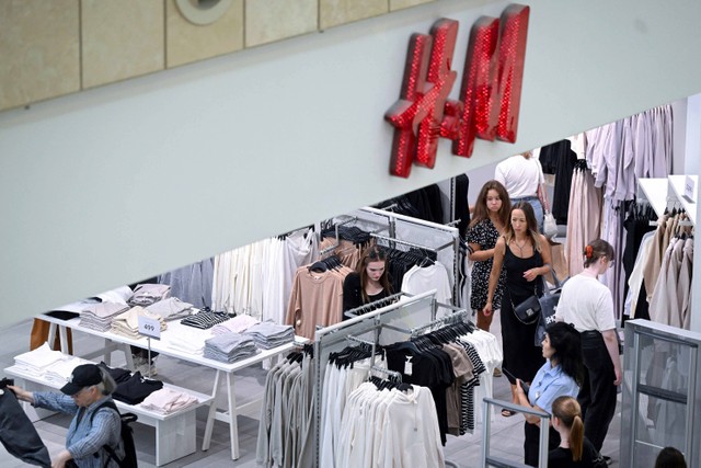 H&M yang membuka penjualan terakhir sebelum menutup operasi bisnisnya di Rusia, di pusat perbelanjaan Metropolis di Moskow, Rabu (3/8/2022). Foto: Natalia Kolesnikova/AFP