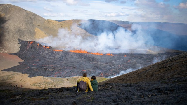 Wisatawan melihat lava mengalir dari gunung berapi yang baru meletus di Grindavik, Islandia, Rabu (3/8/2022). Foto: Haraldur Gudjonsson / AFP
