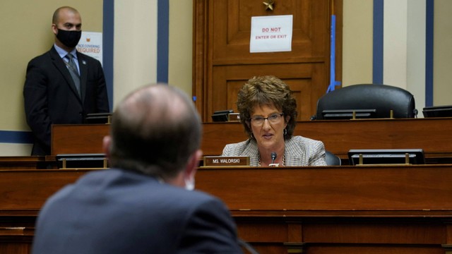 Jackie Walorski berbicara ketika Menteri Kesehatan dan Layanan Kemanusiaan AS Alex Azar bersaksi kepada Subkomite House Select tentang krisis penyakit virus corona (COVID-19), di Capitol Hill di Washington, AS, 2 Oktober 2020. Foto: J. Scott Applewhite/Reuters