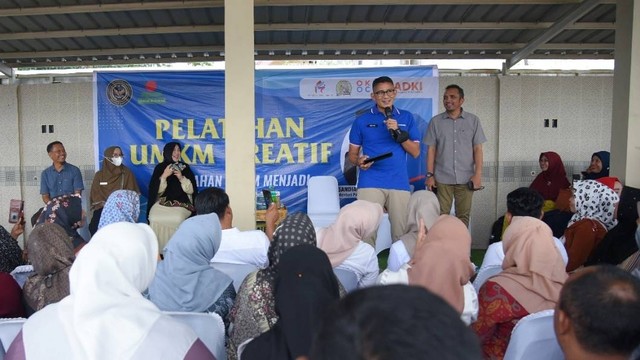 Menparekraf Sandiaga Uno memberi pelatihan produk olahan tiram di Aceh. Foto: Dok. Istimewa