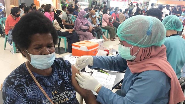 Pelaksanaan vaksinasi di Kota Jayapura. (Foto: Humas Polda Papua) 