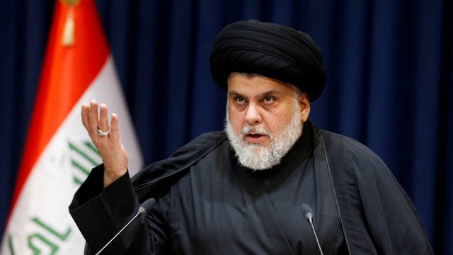 Ulama Syiah di Irak, Muqtada al-Sadr, menyampaikan pidato yang disiarkan televisi di Najaf, Irak , Rabu (3/8/2022). Foto: Alaa Al-Marjani/REUTERS