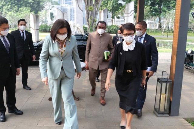 Menlu Retno Marsudi menyambut Menlu Timor Leste Adaljiza Magno di Jakarta pada 18 Juli 2022. Foto: Twitter/@Menlu_RI