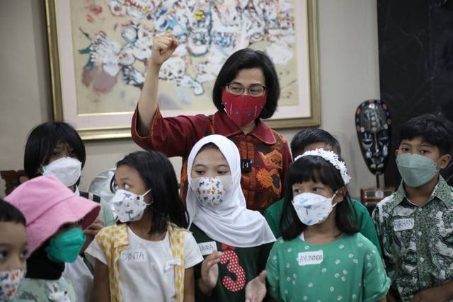 Anak-anak peserta Wonder Trip bersama dengan Menteri Keuangan Sri Mulyani, Kamis (21/7). Dok. kumparan.