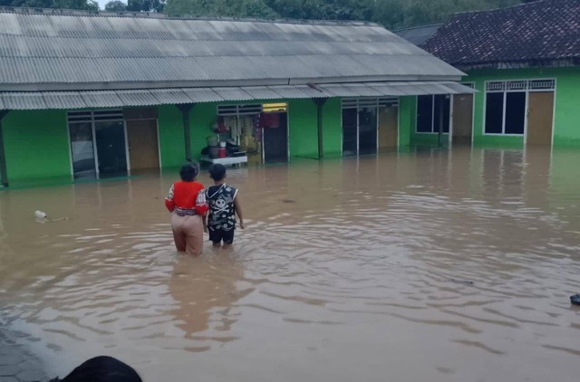 Puluhan rumah warga di Jalan Indra Bangsawan Gang A. Hamid, Kelurahan Rajabasa Induk, Kota Bandar Lampung terendam banjir. | Foto: Sinta Yuliana/Lampung Geh