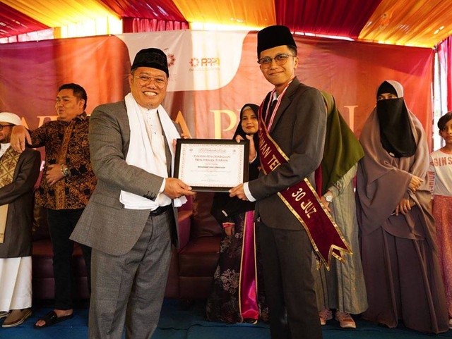 KH Ahmad Jamil, Pimpinan Daqu Direktorat Pendidikan, bersama salah satu santri Pesantren Daqu Takhassus. 