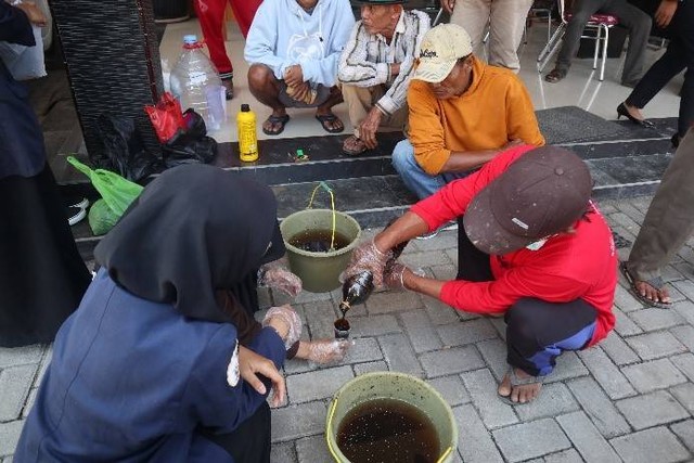 Mahasiswa IPB University Lakukan Penyuluhan Pemanfaatan Limbah Ternak Menjadi Pupuk Organik Cair di Desa Randusanga Kulon