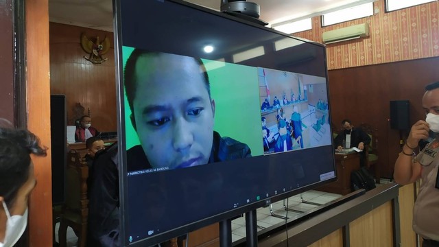 Suasana sidang dakwaan kasus Quotex dengan terdakwa Doni Salmanan di PN Bale Bandung pada Kamis (4/8/2022).  Foto: Rachmadi Rasyad/kumparan