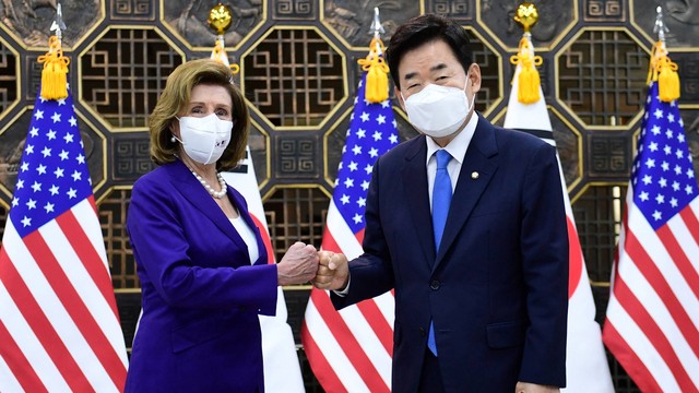 Ketua DPR AS Nancy Pelosi bertemu dengan Ketua Majelis Nasional Korea Selatan Kim Jin-pyo di Seoul, Korea Selatan, Kamis (4/8/2022). Foto: Kim Min-Hee/Pool via REUTERS