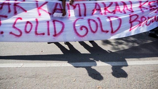 Dua orang pendemo yang tengah menggelar aksi di depan gedung perusahaan invetasi PT. Solid Gold Berjangka Palembang, menuntut transpansi pengelolaan dana nasabah, Kamis (4/8) Foto: abp/Urban Id