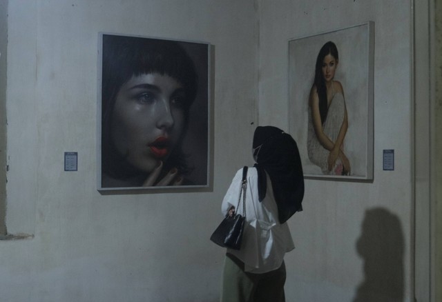 Wanita dan Lukisan Wanita di Ndalem Tondowinatan. Dok Nanang Diyanto