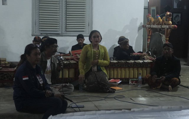 Gamelan pengrawit menambah daya tarik bagi pejalan kaki di Jl HOS Tjokroaminoto untuk singgah. Dok Nanang Diyanto