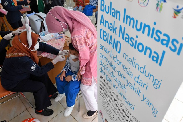 Petugas menyuntikkan vaksin campak rubella kepada seorang anak dalam Bulan Imuniasi Anak Nasional (BIAN) di Ruang Publik Terpadu Ramah Anak (RPTRA) III Tanah Abang, Jakarta, Kamis (4/8/2022). Foto: Aditya Pradana Putra/ANTARA FOTO