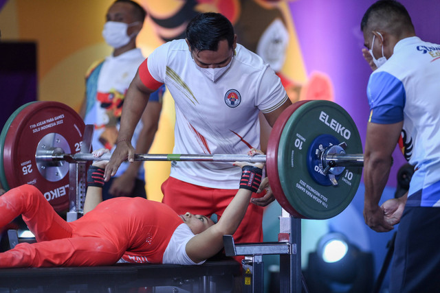 Atlet angkat berat Indonesia Ni Nengah Widiasih bersiap mengangkat beban pada kelas 45 kilogram wanita ASEAN Para Games 2022 di Hotel Paragon, Solo, Jawa Tengah, Senin (1/8/2022). Foto: ANTARA FOTO/Mohammad Ayudha