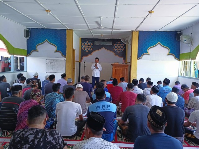 Ketua Pokjaluh Agama Islam Kemenag Majene beri pembinaan di Rutan Majene, Sumber : Humas Rutan Majene